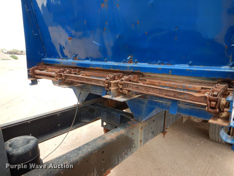 image for item DJ8982 1987 International S2200  manure spreader truck