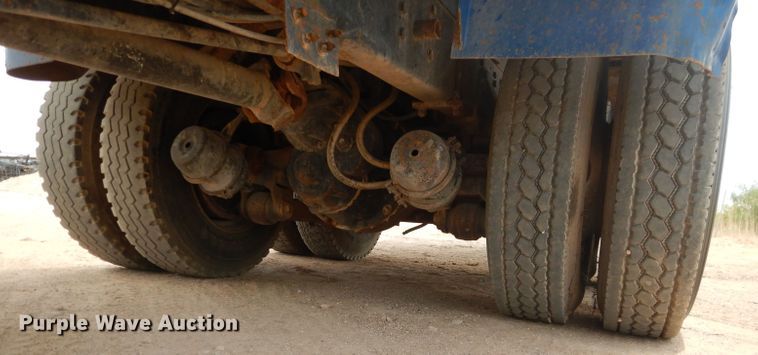 image for item DJ8982 1987 International S2200  manure spreader truck