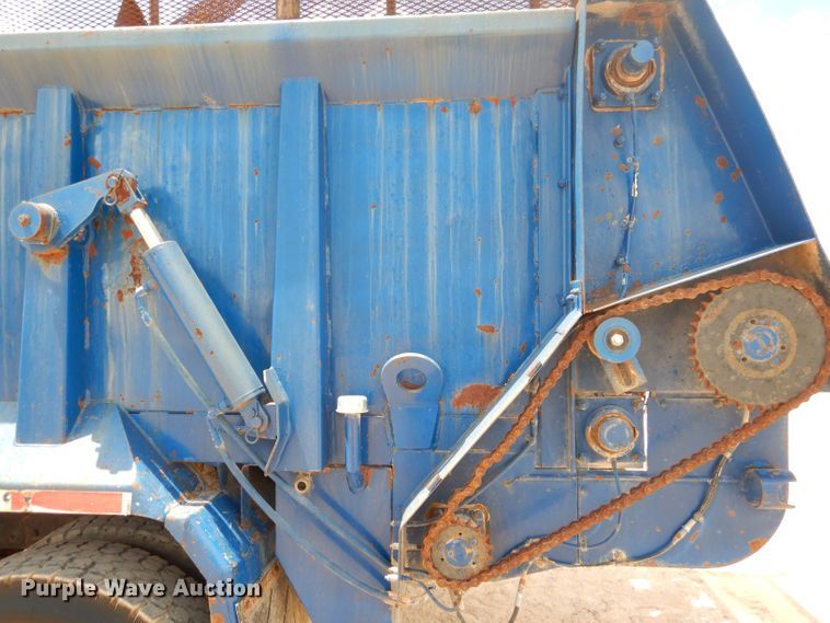 image for item DJ8982 1987 International S2200  manure spreader truck