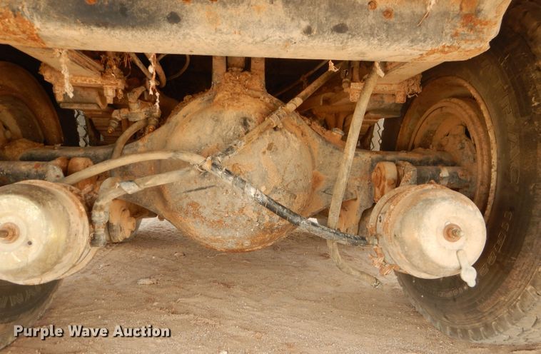 image for item DJ8982 1987 International S2200  manure spreader truck