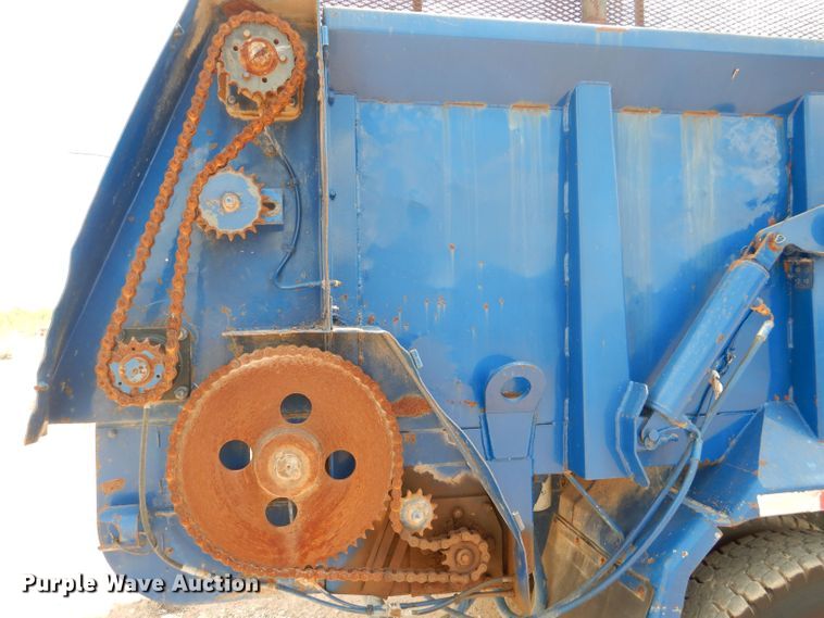 image for item DJ8982 1987 International S2200  manure spreader truck