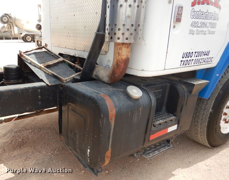 image for item DJ8982 1987 International S2200  manure spreader truck