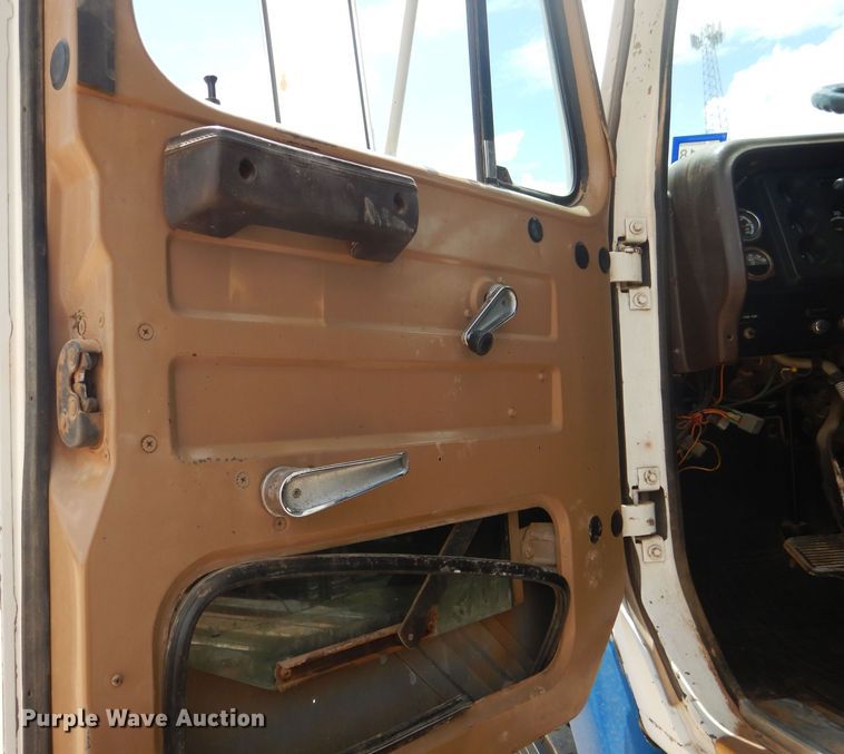 image for item DJ8982 1987 International S2200  manure spreader truck