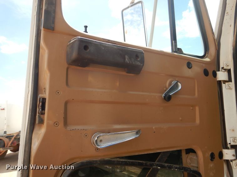 image for item DJ8982 1987 International S2200  manure spreader truck