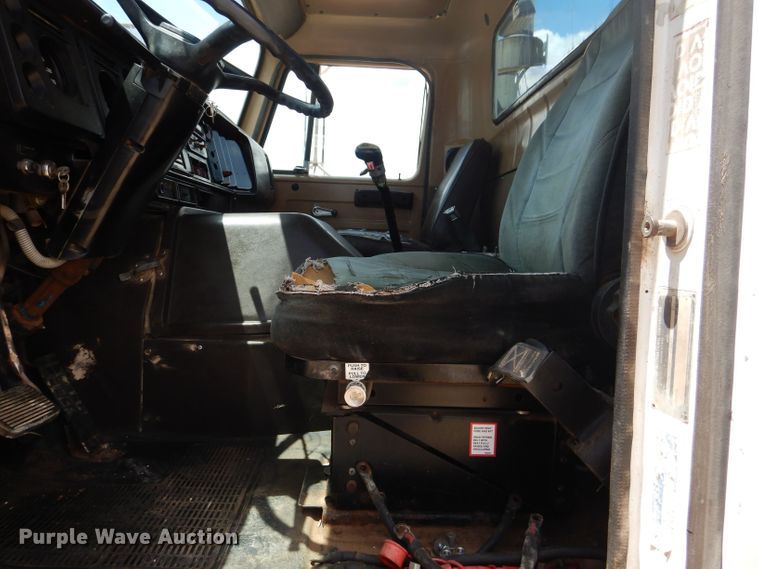 image for item DJ8982 1987 International S2200  manure spreader truck