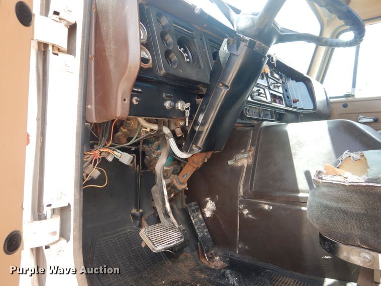 image for item DJ8982 1987 International S2200  manure spreader truck