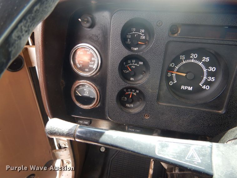 image for item DJ8982 1987 International S2200  manure spreader truck