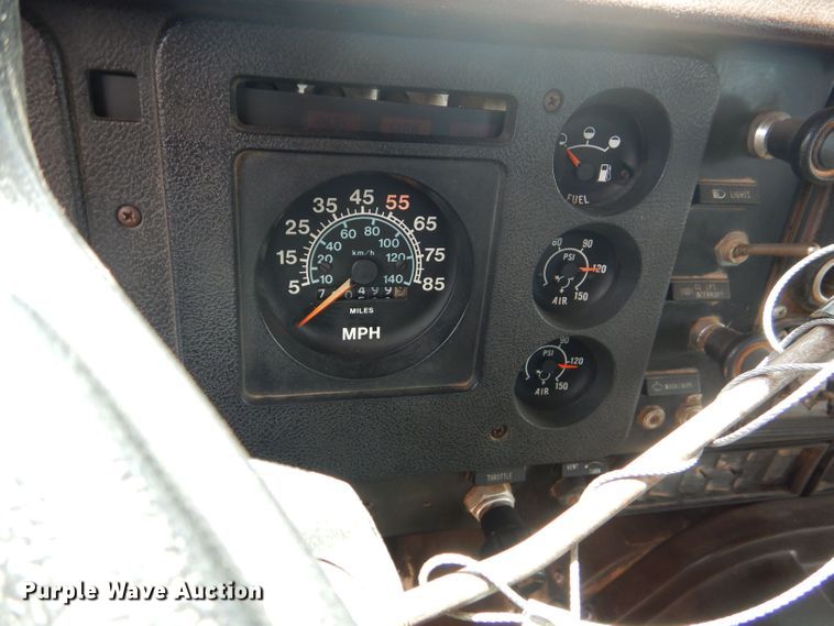 image for item DJ8982 1987 International S2200  manure spreader truck