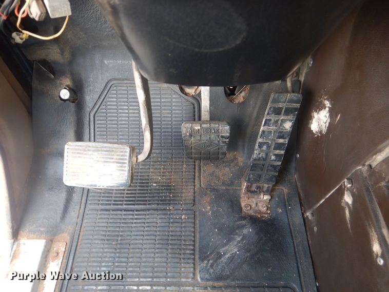 image for item DJ8982 1987 International S2200  manure spreader truck