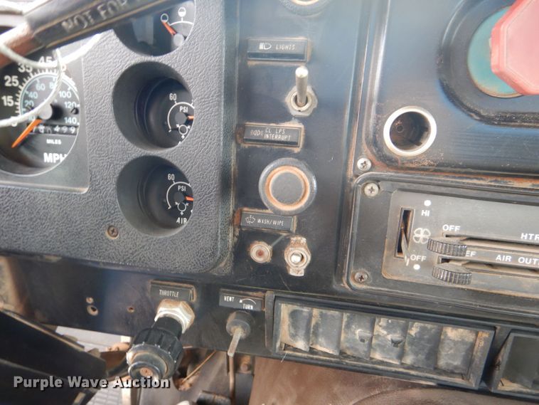 image for item DJ8982 1987 International S2200  manure spreader truck