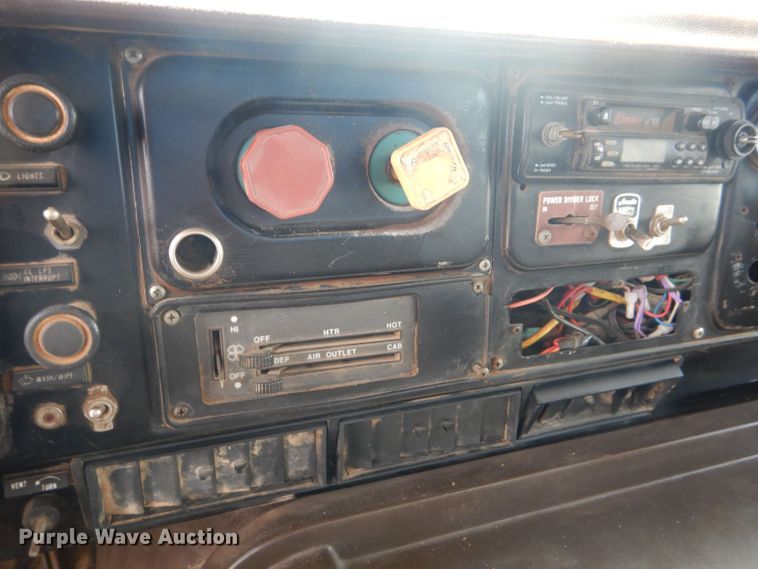 image for item DJ8982 1987 International S2200  manure spreader truck