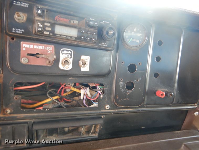 image for item DJ8982 1987 International S2200  manure spreader truck