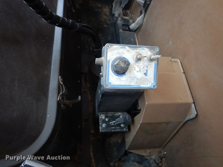 image for item DJ8982 1987 International S2200  manure spreader truck