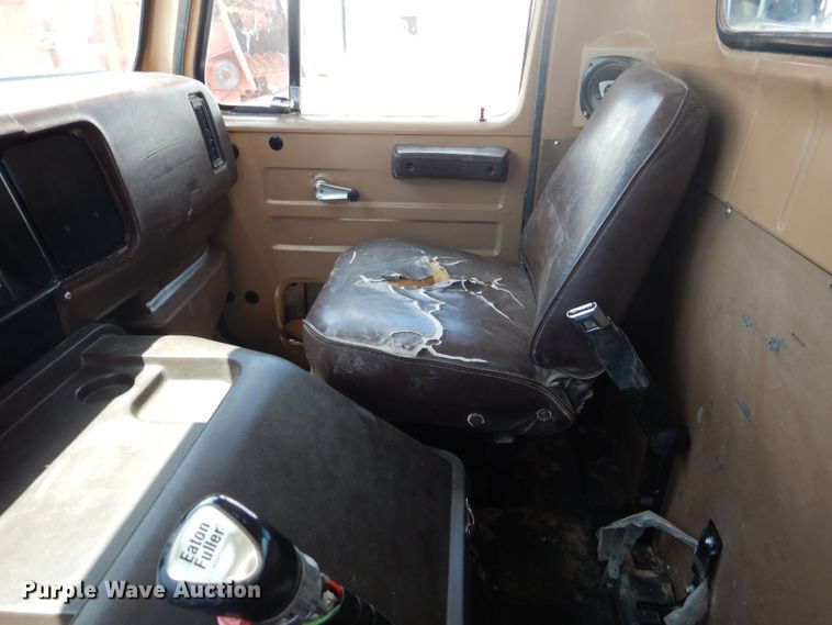 image for item DJ8982 1987 International S2200  manure spreader truck