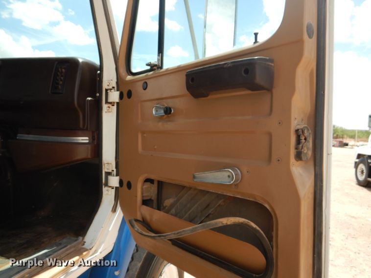 image for item DJ8982 1987 International S2200  manure spreader truck