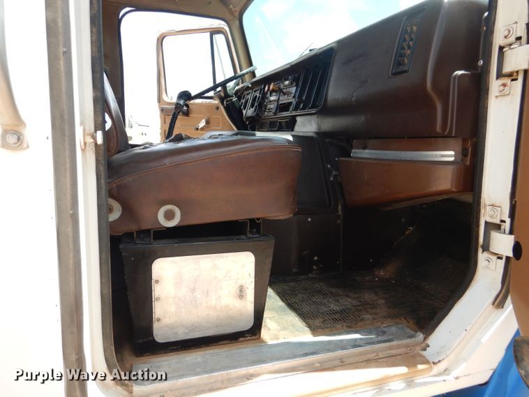 image for item DJ8982 1987 International S2200  manure spreader truck