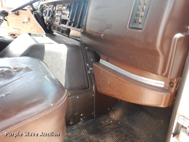 image for item DJ8982 1987 International S2200  manure spreader truck