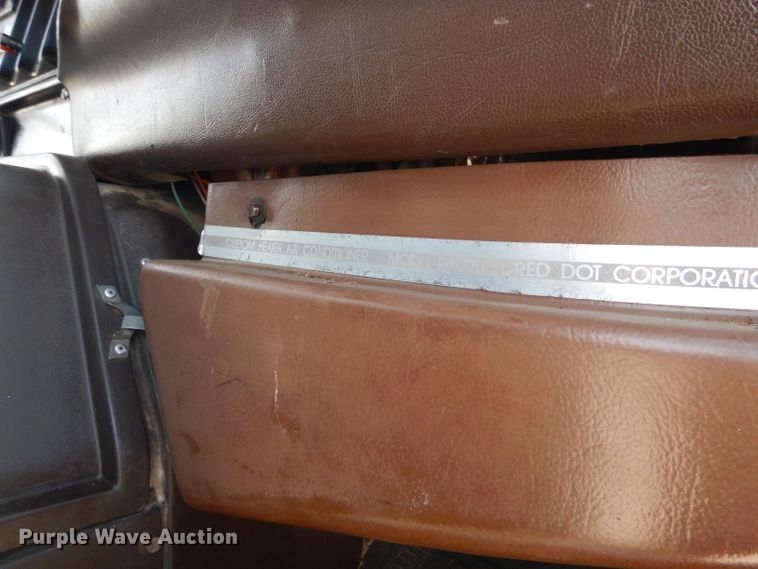 image for item DJ8982 1987 International S2200  manure spreader truck