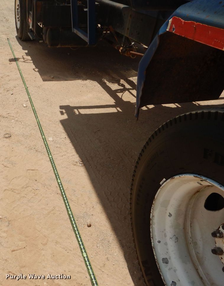 image for item DJ8982 1987 International S2200  manure spreader truck