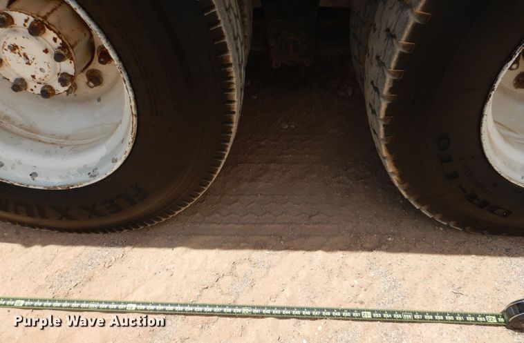 image for item DJ8982 1987 International S2200  manure spreader truck