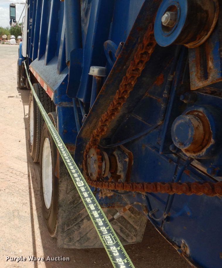 image for item DJ8982 1987 International S2200  manure spreader truck