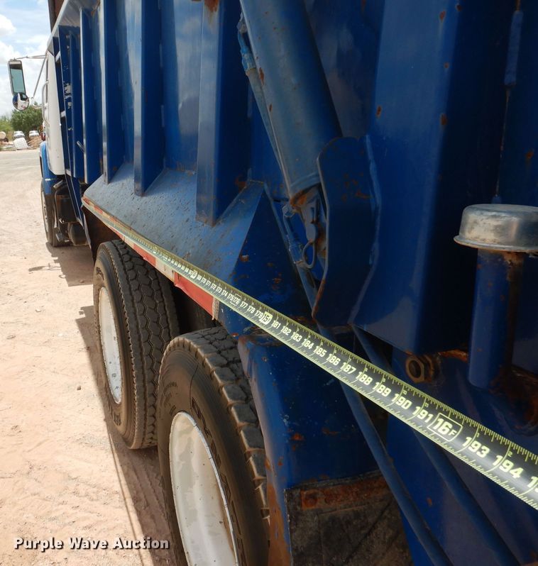 image for item DJ8982 1987 International S2200  manure spreader truck