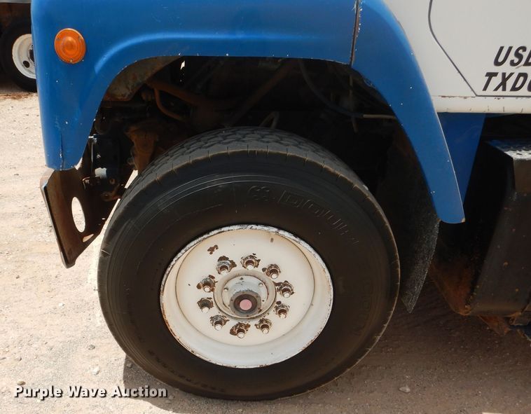 image for item DJ8982 1987 International S2200  manure spreader truck