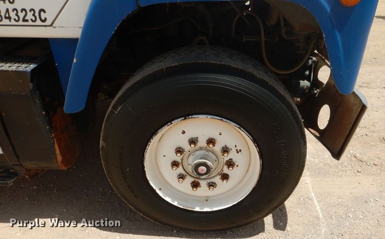 image for item DJ8982 1987 International S2200  manure spreader truck