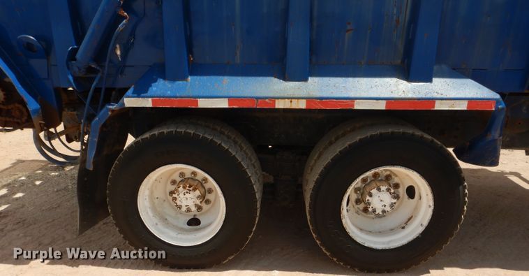 image for item DJ8982 1987 International S2200  manure spreader truck