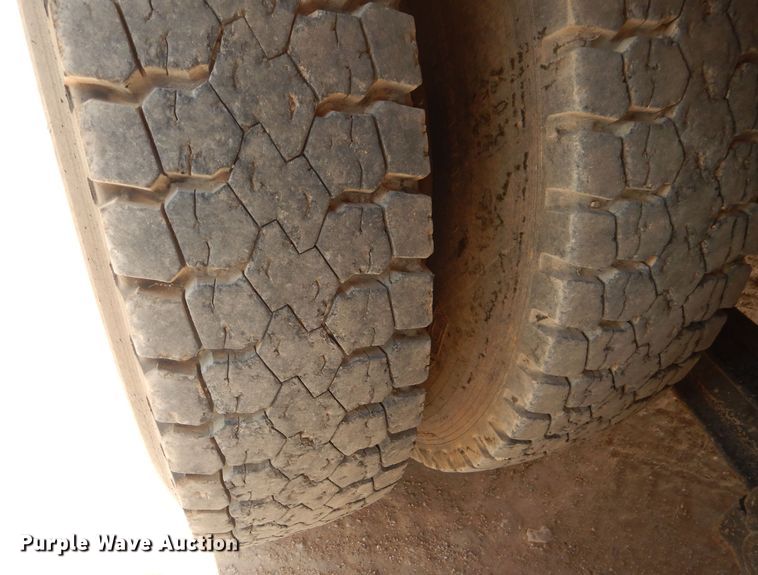 image for item DJ8982 1987 International S2200  manure spreader truck