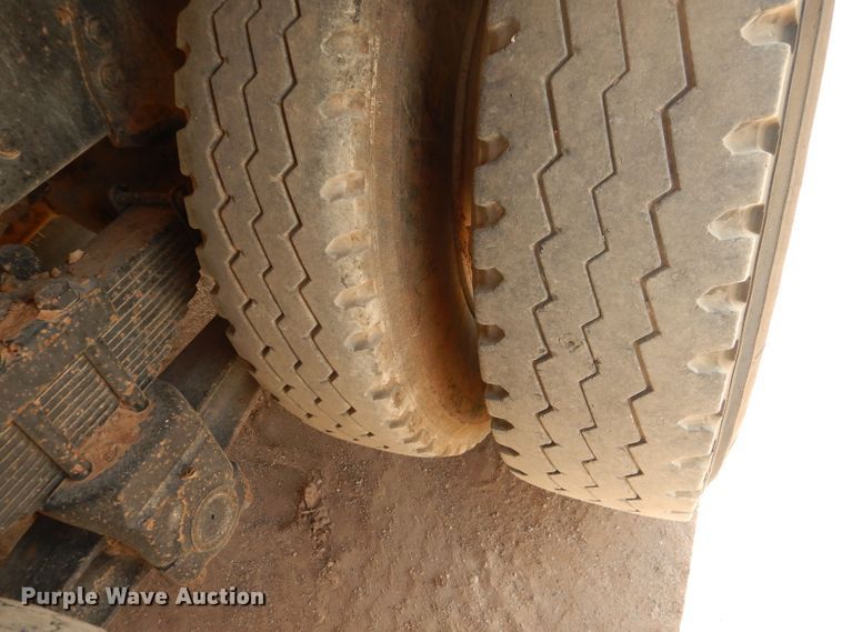 image for item DJ8982 1987 International S2200  manure spreader truck