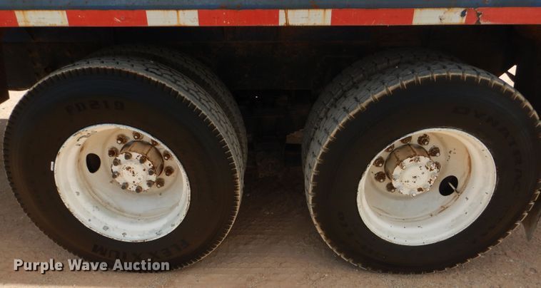 image for item DJ8982 1987 International S2200  manure spreader truck