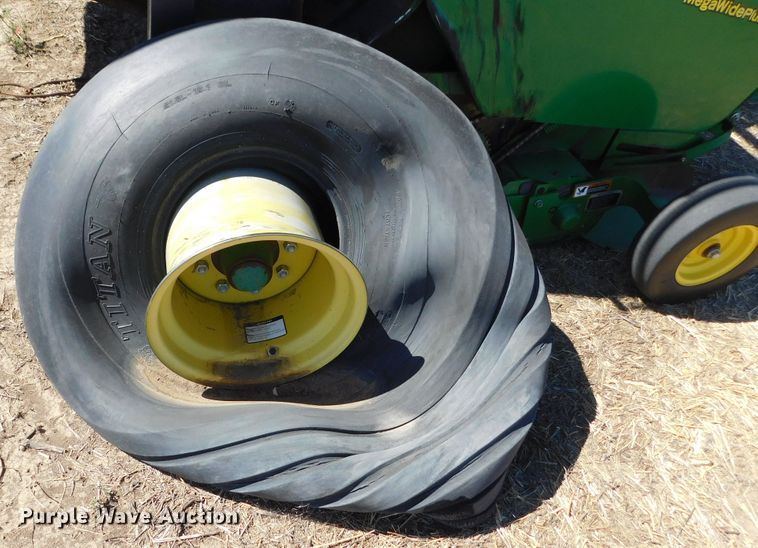 image for item DM2495 2012 John Deere 569  round baler