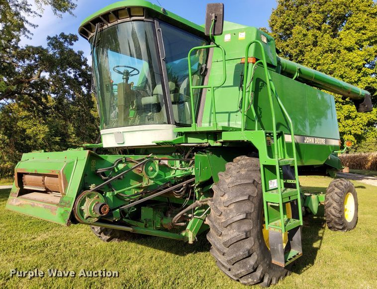 image for item DN6854 1992 John Deere 9500  combine