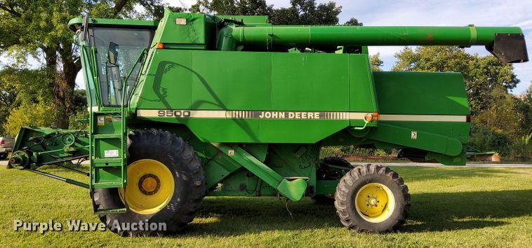 image for item DN6854 1992 John Deere 9500  combine