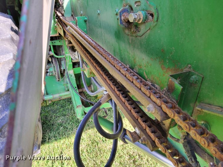 image for item DN6854 1992 John Deere 9500  combine