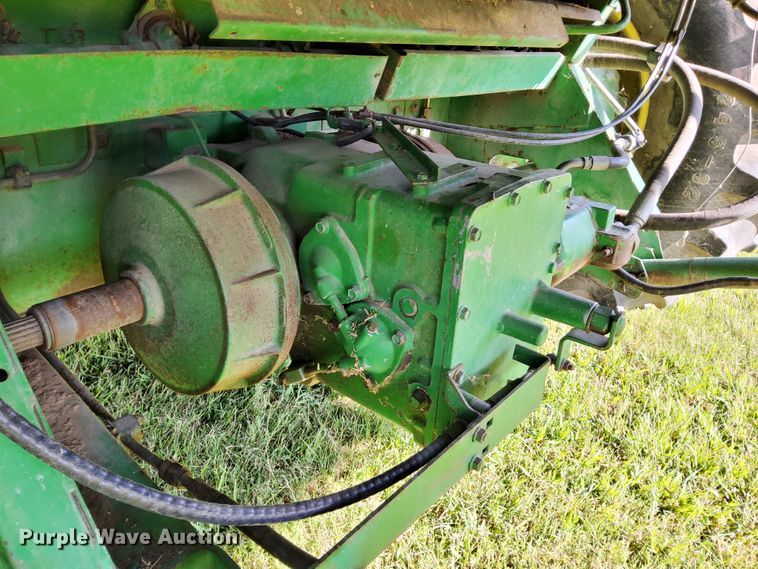 image for item DN6854 1992 John Deere 9500  combine