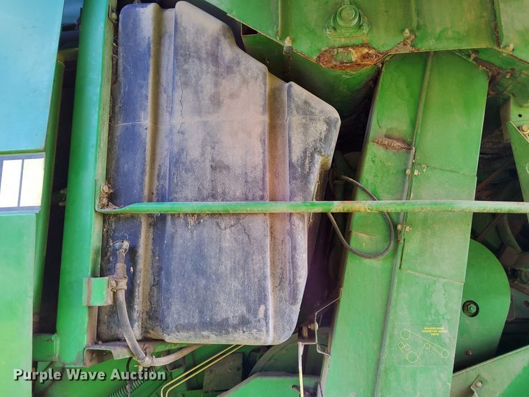 image for item DN6854 1992 John Deere 9500  combine