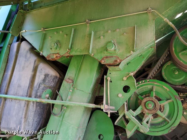 image for item DN6854 1992 John Deere 9500  combine