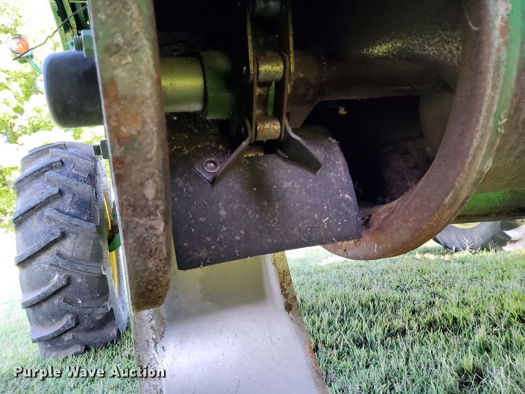 image for item DN6854 1992 John Deere 9500  combine