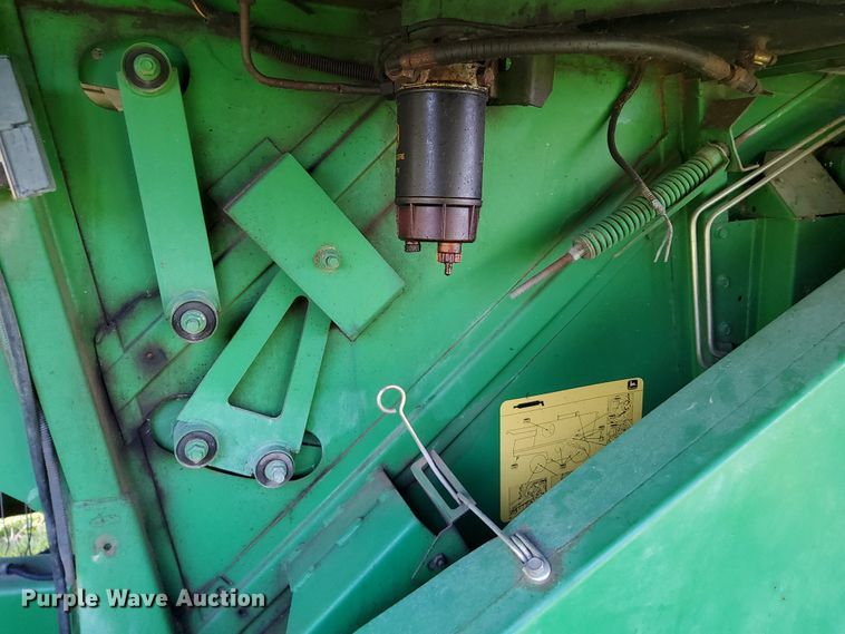 image for item DN6854 1992 John Deere 9500  combine