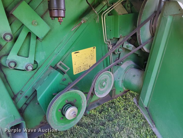 image for item DN6854 1992 John Deere 9500  combine