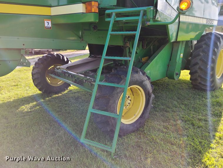 image for item DN6854 1992 John Deere 9500  combine