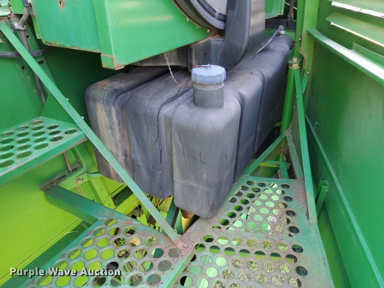 image for item DN6854 1992 John Deere 9500  combine