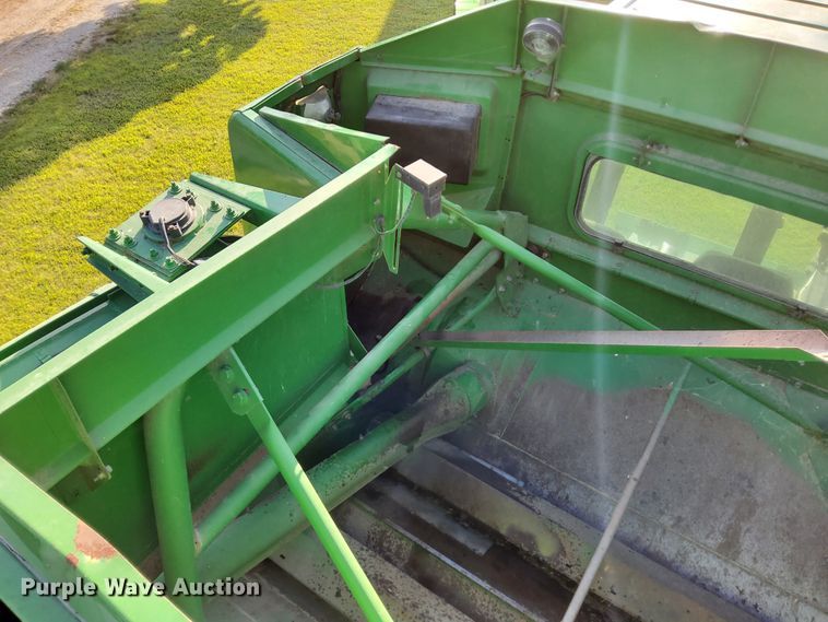 image for item DN6854 1992 John Deere 9500  combine