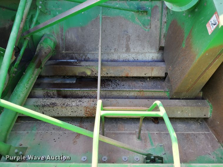 image for item DN6854 1992 John Deere 9500  combine
