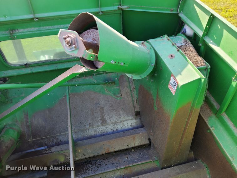 image for item DN6854 1992 John Deere 9500  combine