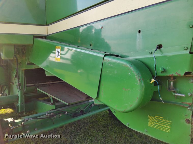 image for item DN6854 1992 John Deere 9500  combine