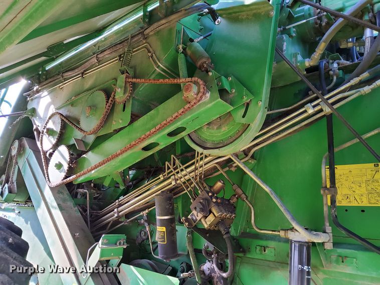 image for item DN6854 1992 John Deere 9500  combine
