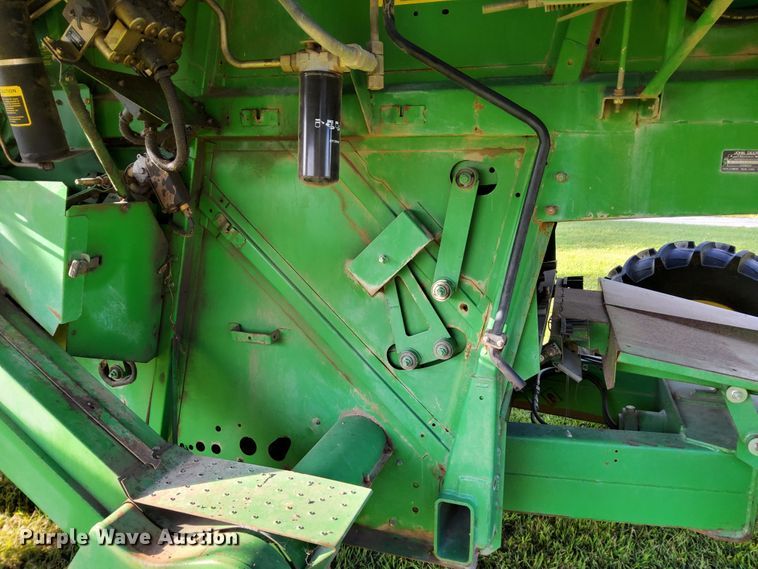 image for item DN6854 1992 John Deere 9500  combine